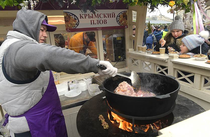 В торговых шале также можно будет отведать крымский плов, крымские сэндвичи, крымскую барабульку в томатах, татарские пельмени и многое другое
