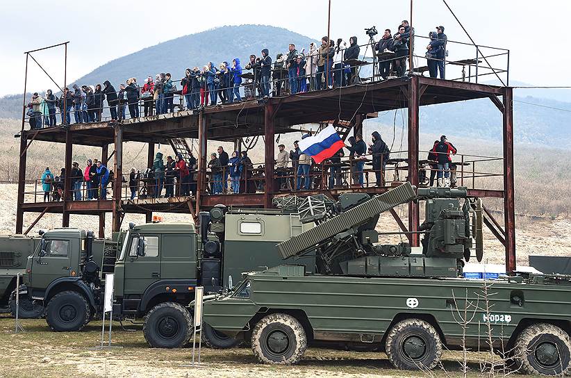 Зрители наблюдают за показом вооружений и военной техники