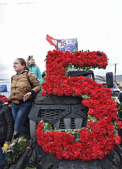 Участники праздничных мероприятий в честь пятой годовщины вхождения Крыма в состав России на горе Гасфорта