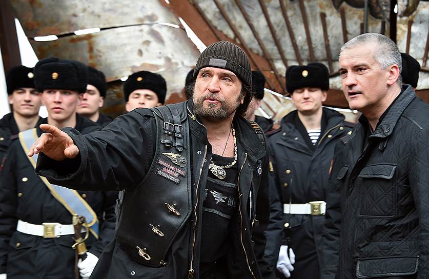 Лидер мотоклуба «Ночные волки» Александр «Хирург» Залдостанов (слева) и глава республики Крым Сергей Аксенов после окончания праздничного авто- и мотопробега «Симферополь— Севастополь—гора Гасфорта»