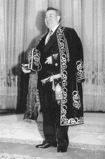 Нурсултан Назарбаев родился 6 июля 1940 года в селе Чемолган Алма-Атинской области в крестьянской семье. В 1967 году окончил вечернее отделение вуза при Карагандинском металлургическом комбинате по специальности «инженер-металлург», в 1976 году — заочную Высшую партийную школу при ЦК КПСС. Начал работать в 1960 году рабочим стройуправления треста «Казметаллургстрой», позже работал диспетчером, газовщиком на Карагандинском металлургическом заводе. С 1969 года — на комсомольской и партийной работе
