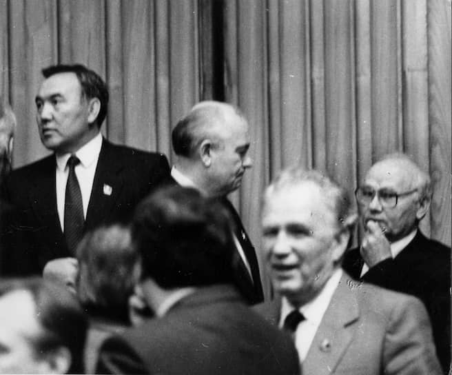 В июне 1989 года избран первым секретарем ЦК Компартии Казахстана. Одновременно с февраля по апрель 1990 года был председателем Верховного совета Казахской ССР. В 1990–1991 годах — член Политбюро ЦК КПСС. Был депутатом Верховного совета СССР, народным депутатом СССР На фото слева направо: Нурсултан Назарбаев, президент СССР Михаил Горбачев, редактор газеты «Правда» Иван Фролов и член Политбюро Владимир Крючков