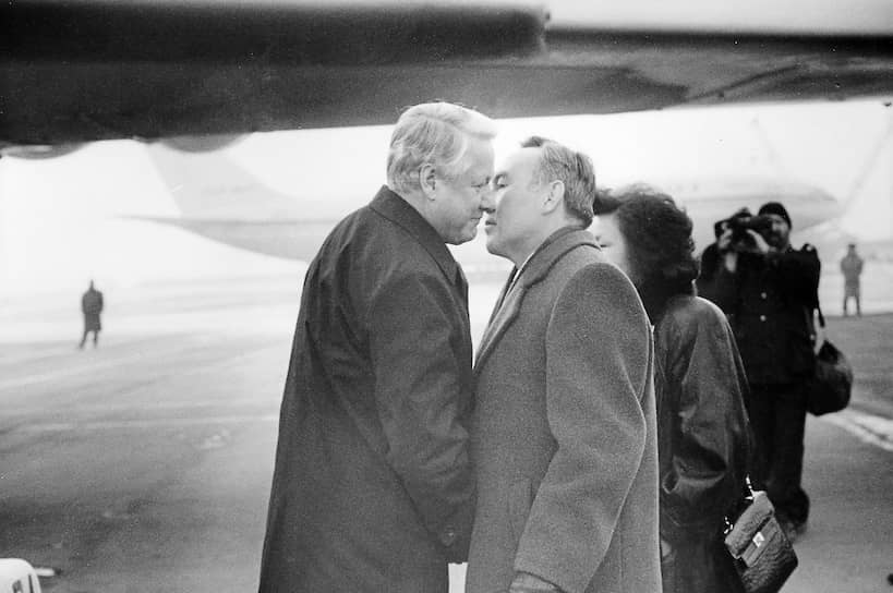 В 1990-е годы Казахстан стал членом ряда международных организаций, в том числе ОДКБ, ШОС, ОБСЕ На фото: с экс-президентом России Борисом Ельциным