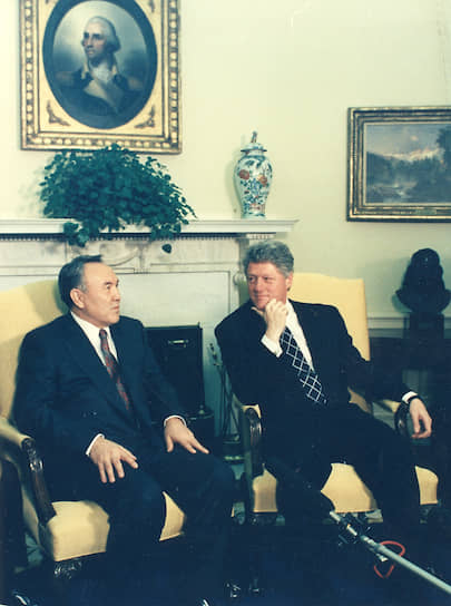 29 апреля 1995 года по итогам референдума полномочия Нурсултана Назарбаева были продлены до 2000 года. 7 октября 1998 года парламент внес в основной закон ряд поправок, в связи с чем было принято решение о проведении внеочередных президентских выборов. 10 января 1999 года господин Назарбаев вновь был избран главой государства (79,78% голосов). Переизбирался 4 декабря 2005 года (91,15%) На фото: с экс-президентом США Биллом Клинтоном