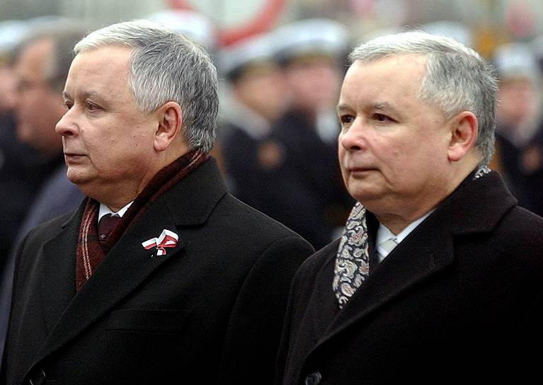 Лех Качиньский (на фото слева) был президентом Польши с 2005 года, погиб в авиакатастрофе под Смоленском в 2010 году. Занимался политикой с 1970-х годов, был мэром Варшавы, министром юстиции Польши, главой Бюро национальной безопасности. В 2001 году вместе с братом Ярославом основал консервативную партию «Право и справедливость». Ярослав баллотировался на президентских выборах в 2010 году, но проиграл во втором туре Брониславу Коморовскому. В начале 1960-х братья сыграли главные роли в популярном в Польше детском фильме-сказке «О тех, кто украл Луну». После этого актерская карьера братьев закончилась, но фильм пользуется популярностью в Польше и сейчас 