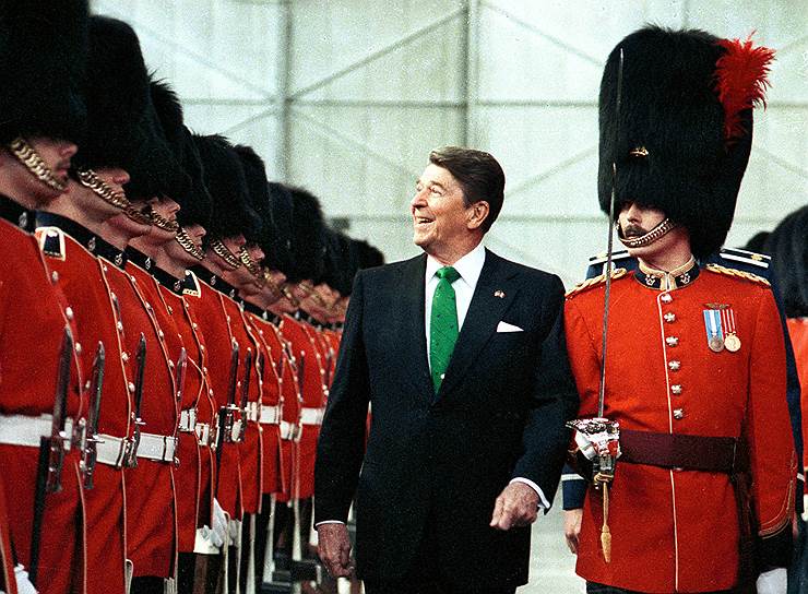 Рональд Рейган — президент США в 1981-1989 годы. Ранее в 1967-1975 годы он был губернатором Калифорнии, баллотировался на президентских выборах в 1976 году, но проиграл республиканские праймериз действующему президенту Джеральду Форду. Рейган снимался в кино с середины 1930-х, с 1940-х годов параллельно занимался профсоюзной деятельностью, был президентом Гильдии киноактеров США. На его счету более 70 фильмов, включая номинированный на «Оскар» «Победить темноту» (1939). Завершил кинокарьеру в середине 1960-х 