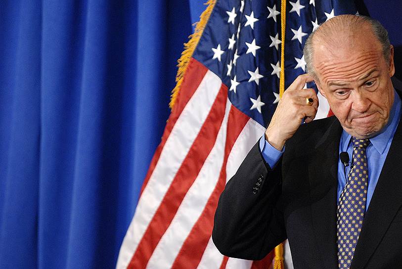 Фред Далтон Томпсон объявил о своем выдвижении в президенты США в 2008 году от Республиканской партии, выбыл из гонки на стадии праймериз. С 1994 по 2003 годы был сенатором от штата Теннесси. На счету Томпсона роли более чем в 40 фильмах, среди которых «Кудряшка Сью» (1991), «Громовое сердце» (1992), «Крепкий орешек 2» (1990) 