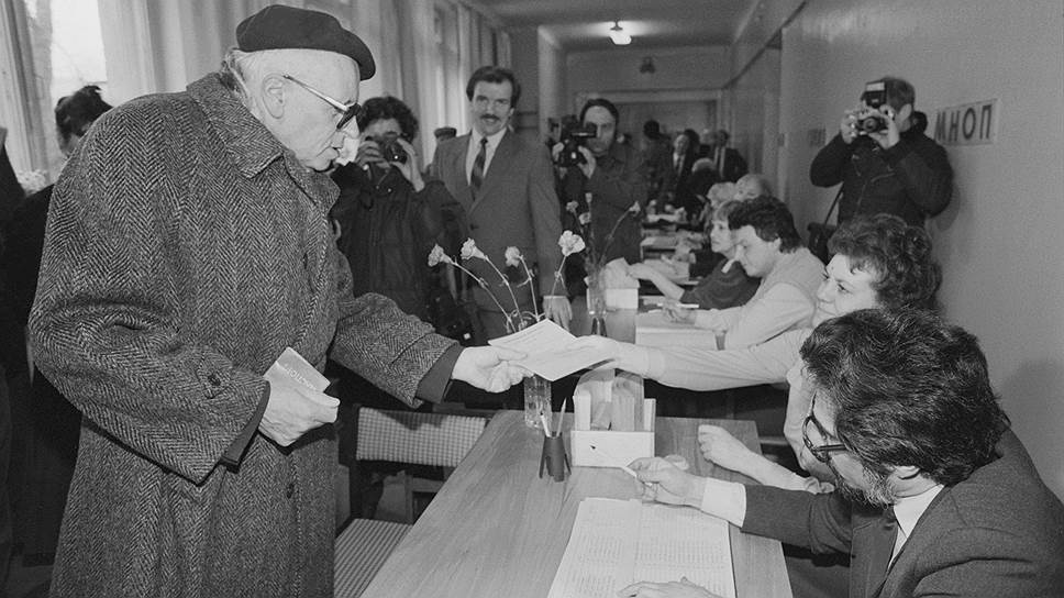 Академик Андрей Сахаров во время голосования 