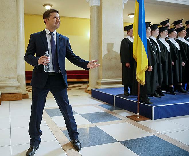 Владимир Зеленский, претендующий на пост президента Украины, как актер известен по сериалу «Слуга народа» (играл президента), шоу «Вечерний квартал», а также по фильмам «8 первых свиданий» (2012), «Любовь в большом городе» (2009), «Я, Ты, Он, Она» (2018) 