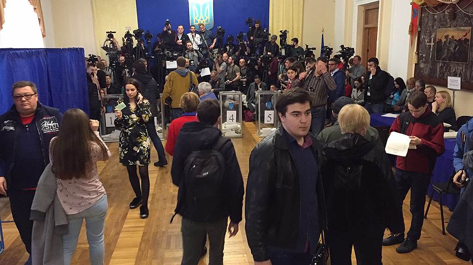 Россия не будет никого поздравлять в связи с выбором во второй тур, сообщил пресс-секретарь президента РФ Дмитрий Песков, потому что «победитель выборов пока не определен на Украине»
