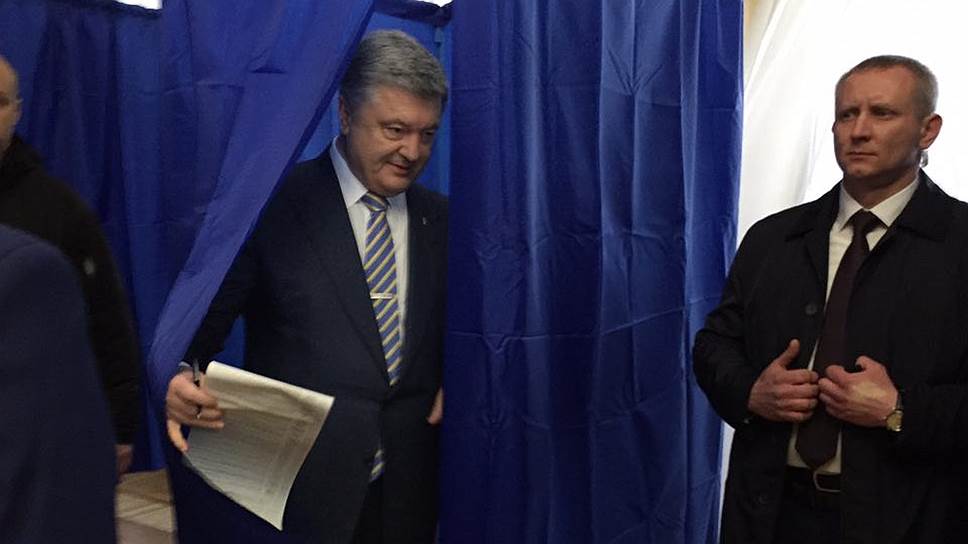 Кандидат в президенты Петр Порошенко (на фото слева) проголосовал на участке в киевском Доме офицеров