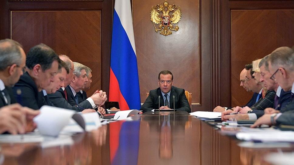 Премьер-министр Дмитрий Медведев во время встречи с руководством фракции КПРФ