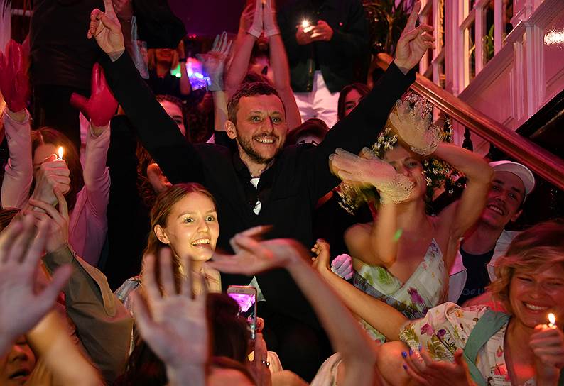 Стилист Андрей Артемов (в центре) на показе своей коллекции Walk of Shame в Shop & Bar Denis Simachev