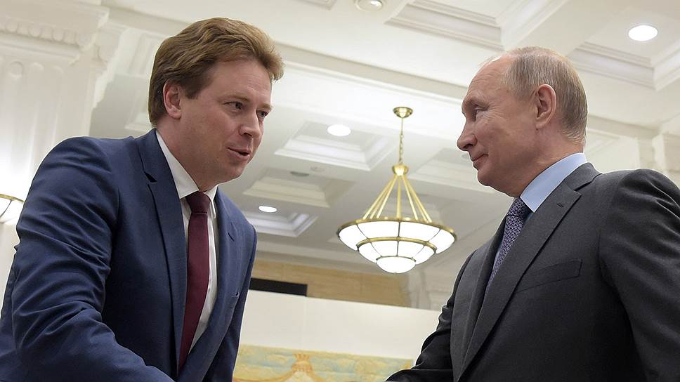 Губернатор Севастополя Виктор Овсянников (слева) и президент России Владимир Путин