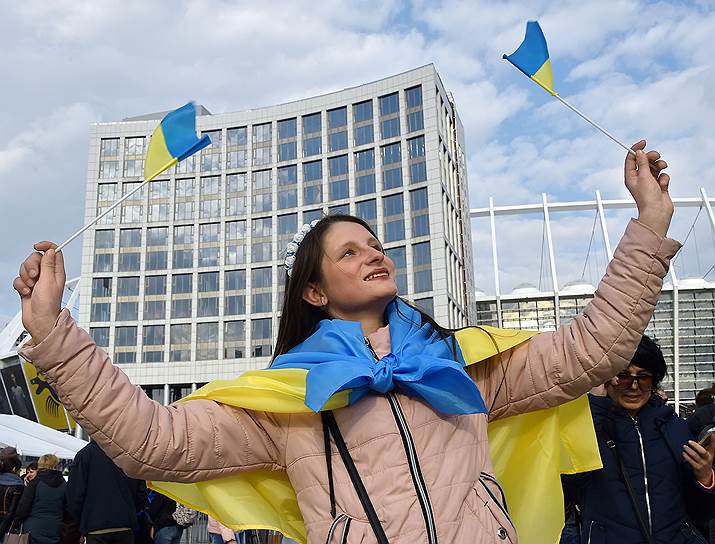 Зрители перед началом дебатов кандидатов в президенты Украины на стадионе «Олимпийский» 19 апреля
