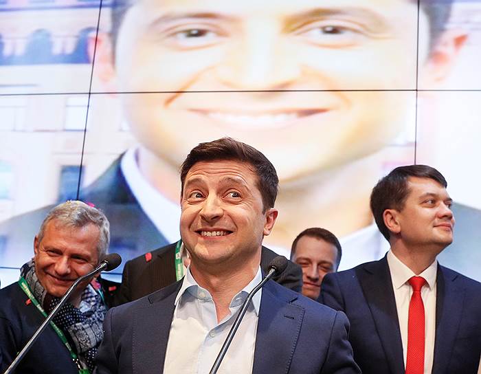 «Мы сделали это все вместе»,— заявил вечером господин Зеленский. «Благодарю всех украинцев, где бы они сейчас не находились. Обещаю, что никогда не подведу вас всех»,— сказал он