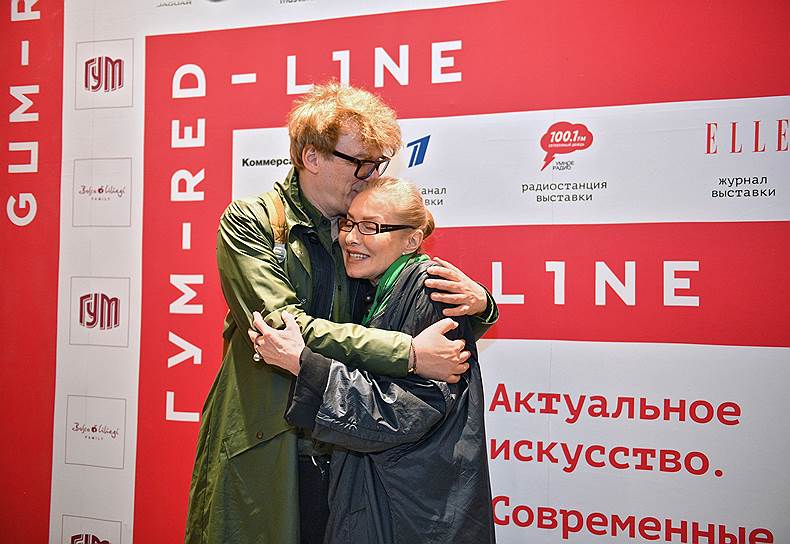 Директор Мультимедиа Арт Музея Ольга Свиблова и художник Павел Пепперштейн во время церемонии открытия проекта ГУМ-Red-Line, первой масштабной выставки современного искусства в ГУМе, которая прошла в рамках фестиваля «Черешневый лес»