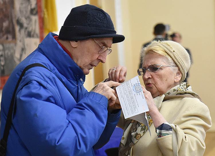 В первом туре, прошедшем 31 марта, за Петра Порошенко проголосовали 15,95% избирателей, а за Владимира Зеленского — 30,24% На фото: избиратели на участке в Киеве 21 апреля