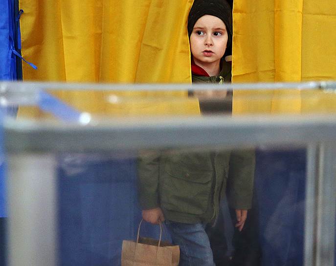 Голосование на одном из избирательных участков в Киеве