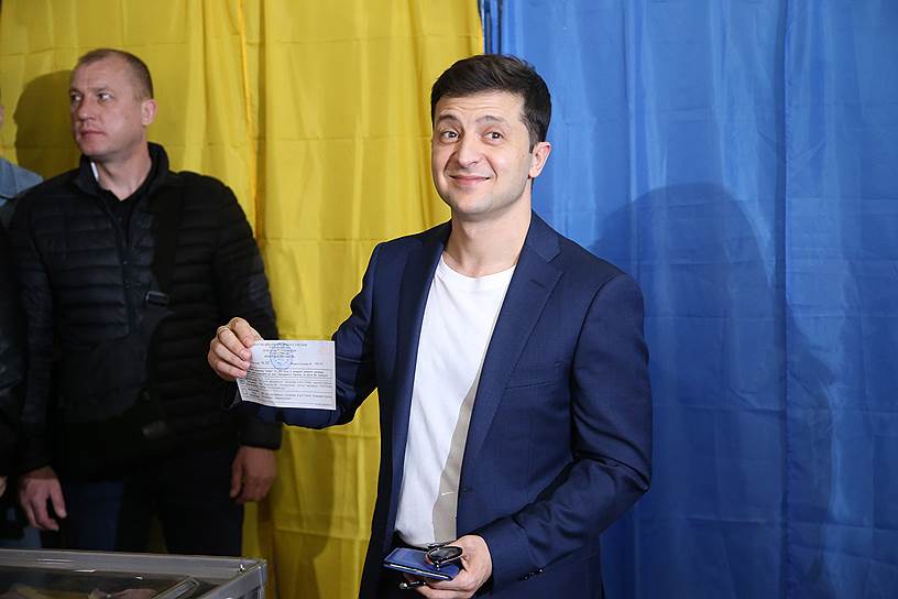 На своем участке, позируя перед журналистами, господин Зеленский показал в камеры заполненный бюллетень с галочкой за себя. По закону это нарушение тайны голосования