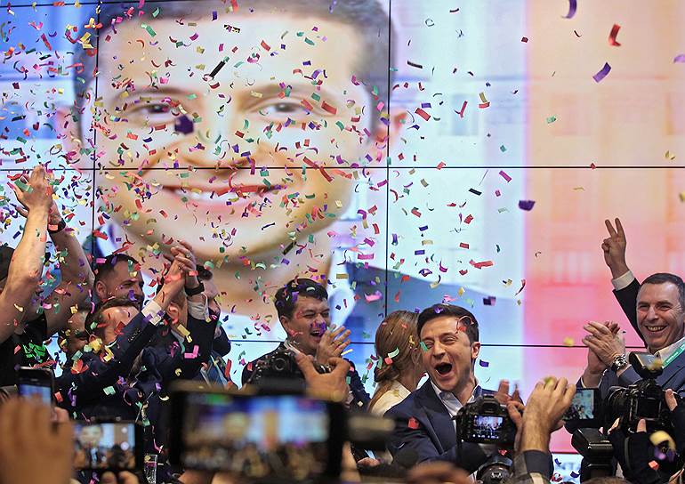 После победы на выборах Владимир Зеленский обратился к своим сторонникам, поблагодарив всех на английском, затем перешел на украинский