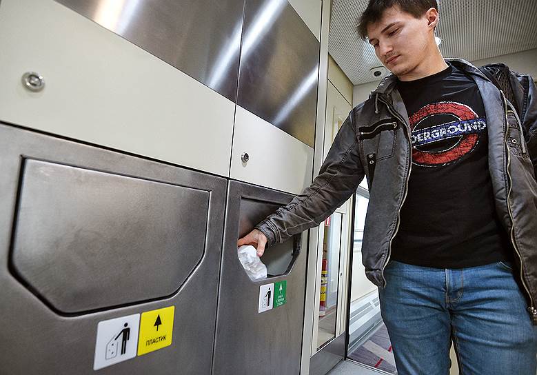 Новые вагоны для «Федеральной пассажирской компании» («дочки» РЖД по перевозкам пассажиров дальнего следования) изготавливает группа «Трансмашхолдинг»   На фото: контейнеры для сбора мусора 