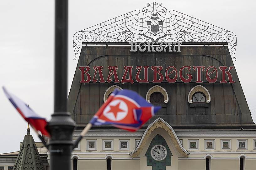 На железнодорожном вокзале Владивостока также вывесили флаги КНДР и России