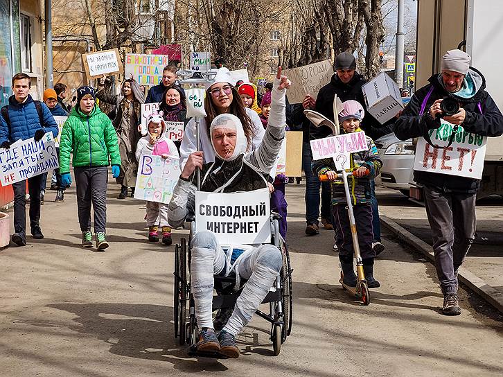 В Екатеринбурге городские власти разрешили провести «Монстрацию» на окраине — в жилом районе Вторчермет. По данным организаторов, участие в ней приняли не более 100 человек 