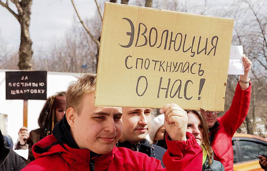 Многие участники надели веселые костюмы и держали в руках таблички с надписями «Да нет как-то так», «Варю сложные щи», «Где наши запятые не пропадали», «Бойкотируй голоса в голове» 