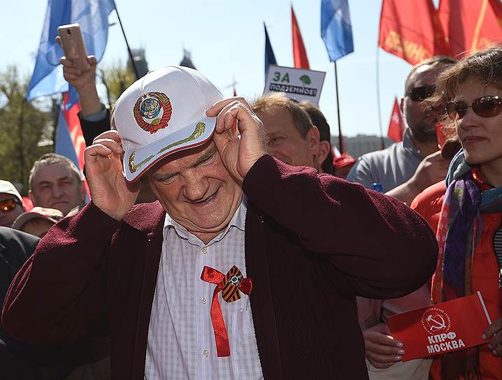 Колонна КПРФ стартовала с Калужской площади. Шествие коммунистов прошло под лозунгом «Да здравствует 1 Мая — День международной солидарности трудящихся!» Среди участников был и лидер КПРФ Геннадий Зюганов