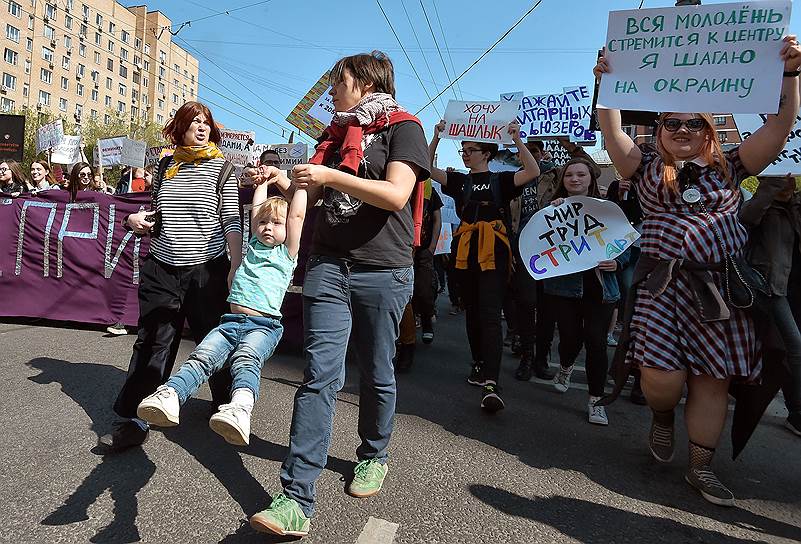 В арьергарде вполне логично выглядели студенты в пижамах с плакатами «Я ничего не понимаю!» и «Лозунг!» 