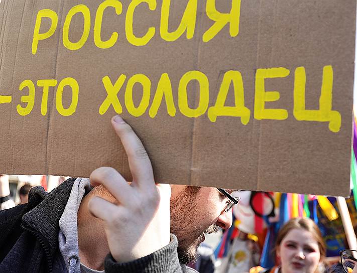 Среди самых запомнившихся надписей на плакатах в Санкт-Петербурге — «Против ограничений винегрета», «Мы нервные», «Партия непрерывного отжига», «Даешь котизм-копибаризм» 