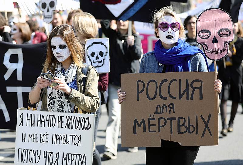 Много плакатов было посвящено темам веганства и феминизма: «Ваше будущее — веганский мир», «Веганство это не диета, это уважение чужой жизни», «Чужое тело не товар», «Девочка в полосатой пижаме» 