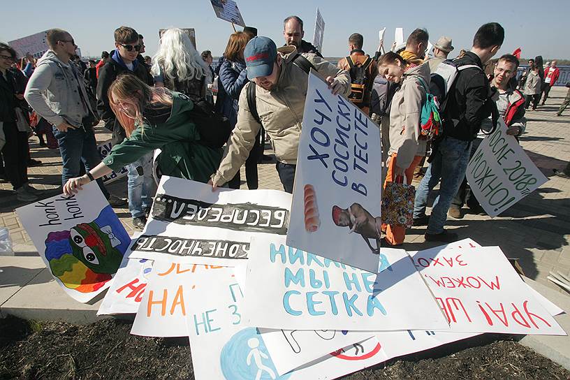 В Нижнем Новгороде «Монстрация» собрала около сотни человек. Некоторые участники были одеты в маскарадные костюмы, у группы пастафарианцев на головах были дуршлаги 