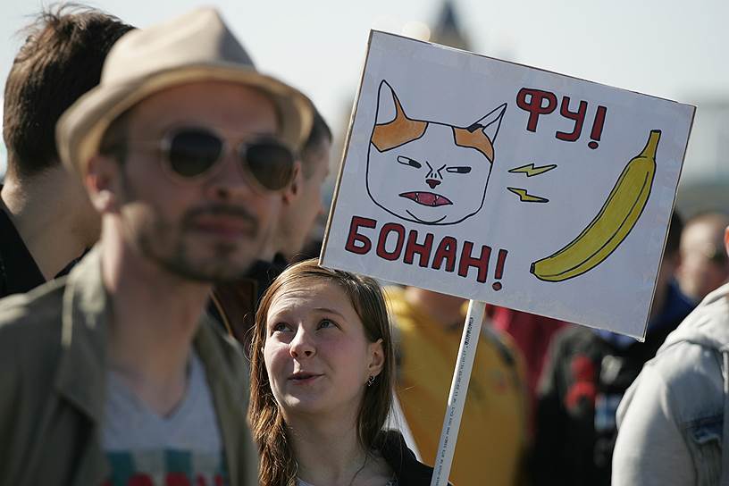 На нескольких плакатах встречалась фамилия Зеленский. Однако, как выяснилось, речь вовсе не об избранном президенте Украины Владимире Зеленском. В Нижнем Новгороде есть улица «Зеленский съезд», который и были посвящены надписи «Зеленский — наш съезд», «Чем Похвалинский хуже Зеленского» 