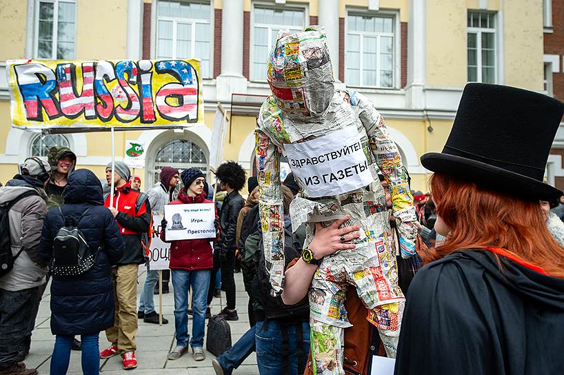 Впервые «Монстрация» здесь проходила под двумя лозунгами: в первой половине пути — «Нам хана», а во второй — «Городу нужны не мы а эта тряпка». Колонны молодых людей шли под музыку техно 