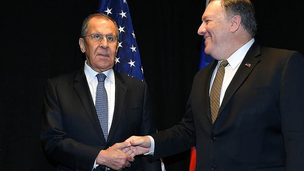 Глава российского МИДа Сергей Лавров (слева) и госсекретарь США Майк Помпео
