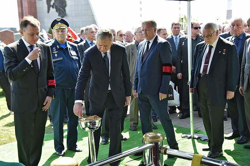 Президент Объединенной авиастроительной корпорации Юрий Слюсарь (слева) и председатель совета директоров ОАО «Рампорт Аэро» Борис Алешин (в центре) 