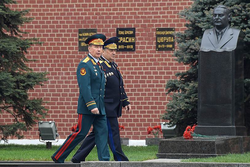 Директор Федеральной службы войск национальной гвардии — главнокомандующий войсками национальной гвардии РФ Виктор Золотов (слева) перед началом парада