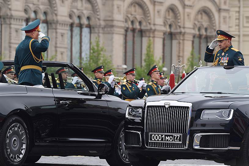 Министр обороны России Сергей шойгу (справа) и главнокомандующий сухопутными войсками России Олег Салюков