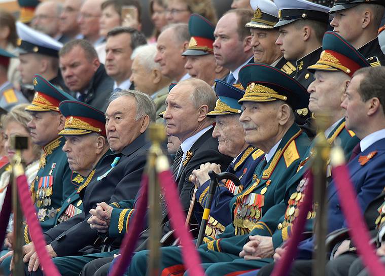 Президент России Владимир Путин (в центре, справа) и глава Совета безопасности Казахстана, бывший президент республики Нурсултан Назарбаев (в центре, слева)