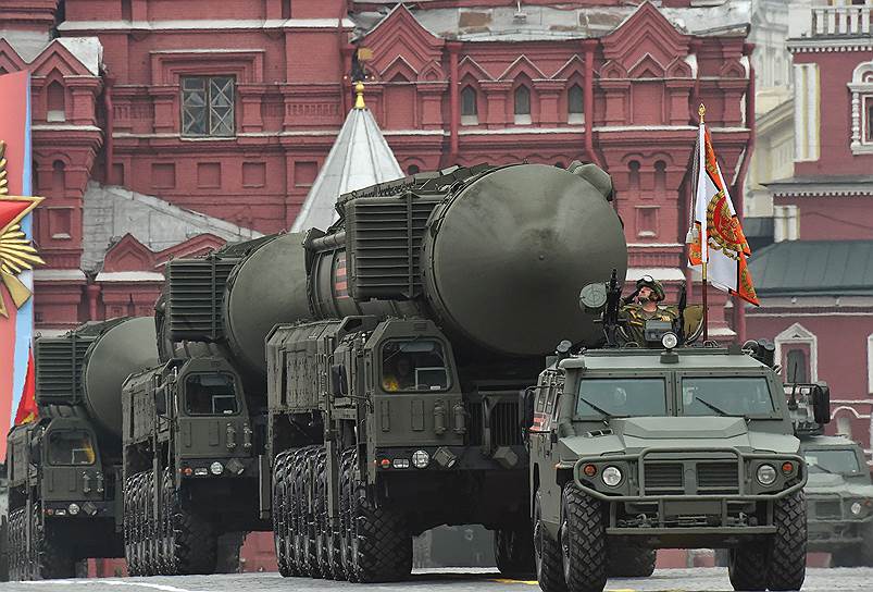 Автономная пусковая установка подвижный грунтовый ракетный комплекс «Ярс» во время парада