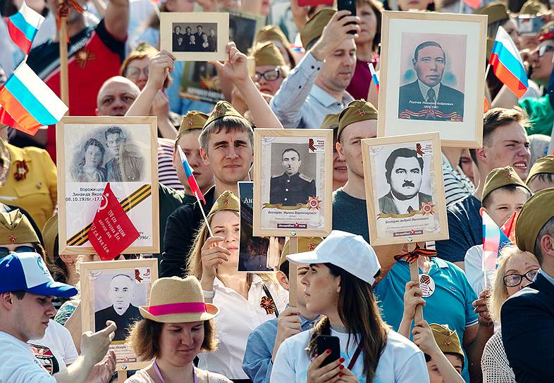 Москва. Участники акции памяти «Бессмертный полк» во время шествия по Тверской улице 