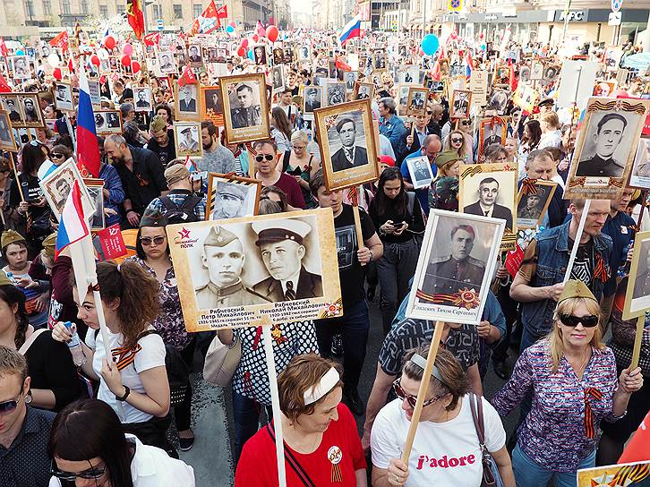 Москва. Участники акции памяти «Бессмертный полк» во время шествия по Тверской улице 