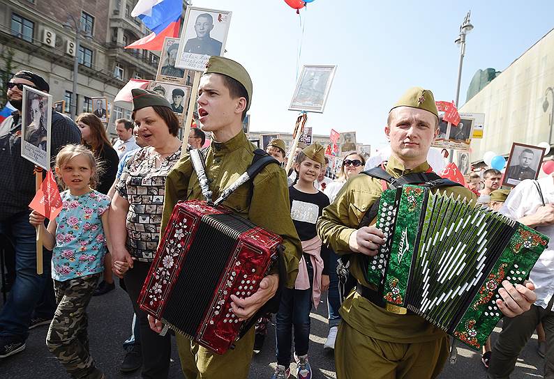 Москва. Участники акции памяти «Бессмертный полк» во время шествия по Тверской улице 