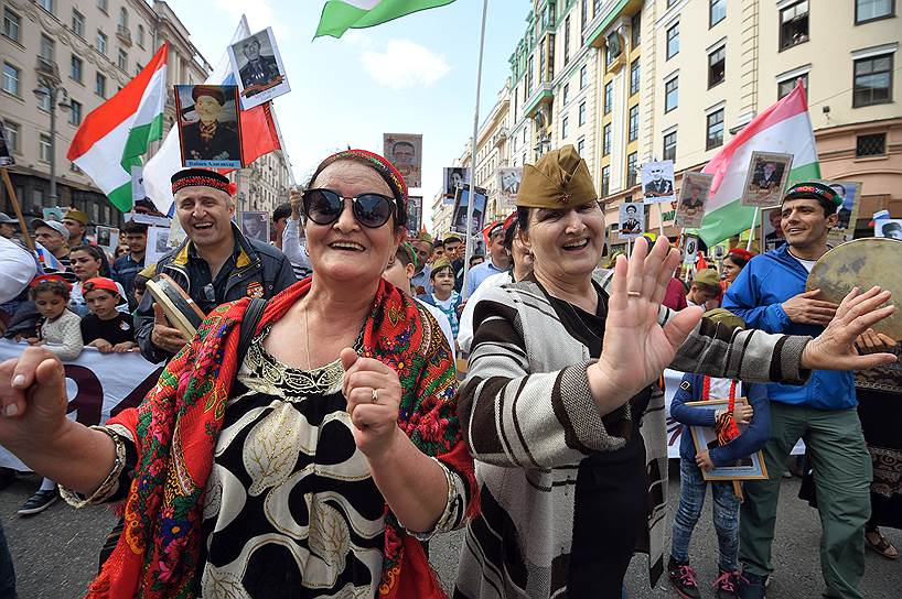 Москва. Участники акции памяти «Бессмертный полк» во время шествия по Тверской улице 