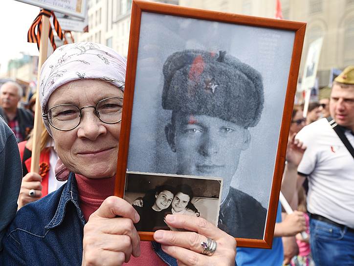 Москва. Участники акции памяти «Бессмертный полк» во время шествия по Тверской улице 