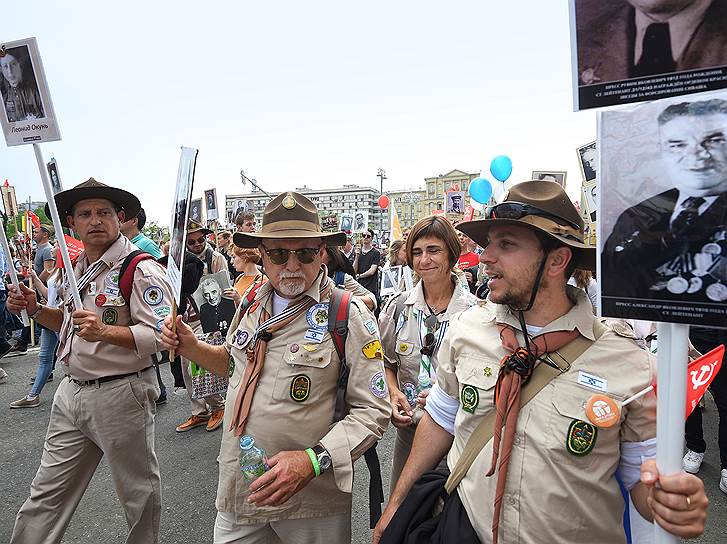Москва. Участники акции памяти «Бессмертный полк» во время шествия по Тверской улице 
