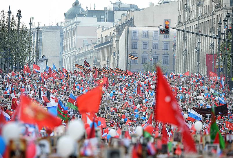 Москва. Участники акции памяти «Бессмертный полк» во время шествия по Тверской улице 