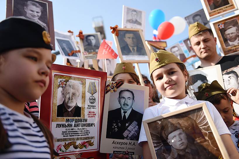Москва. Участники акции памяти «Бессмертный полк» во время шествия по Тверской улице 